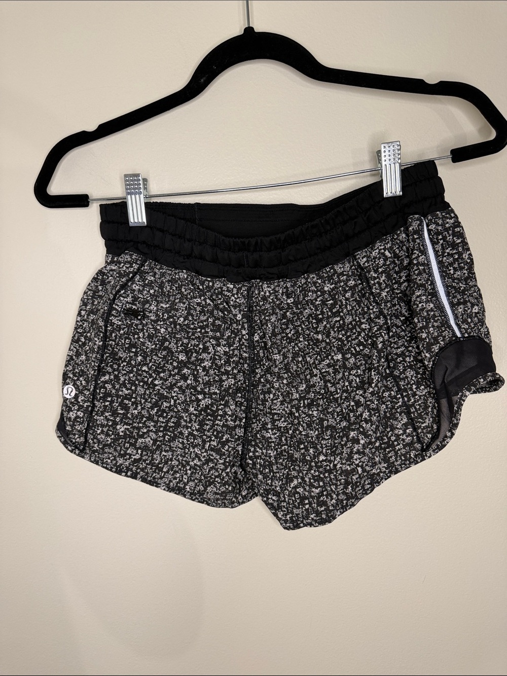 Lululemon Hotty Hot Short 2.5" inseam Black White Daisy Dust Running Size 6